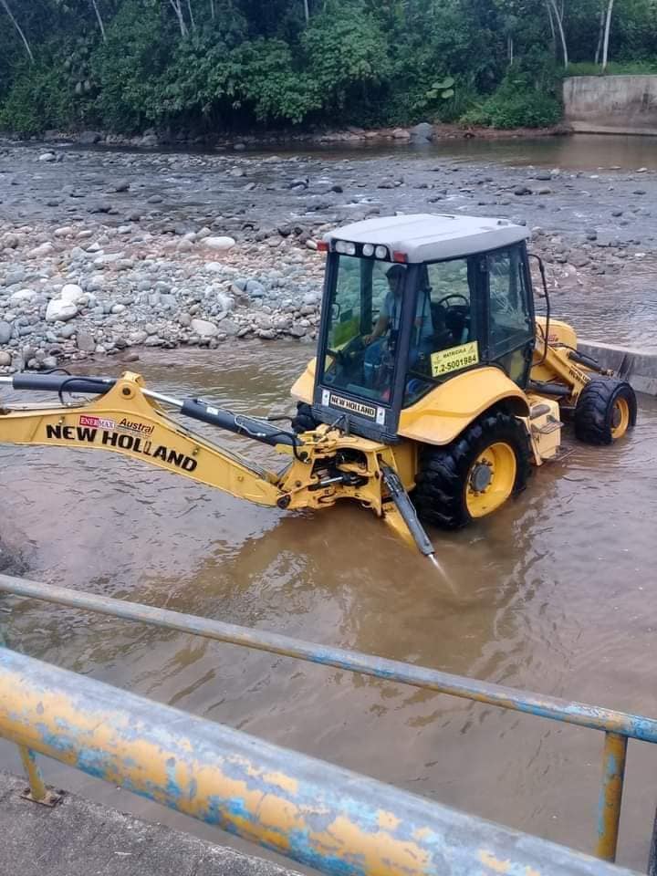 ZONA DE CAPTACIÓN DE AGUA DEL RÍO CALOPE EN CONSTANTE MANTENIMIENTO.