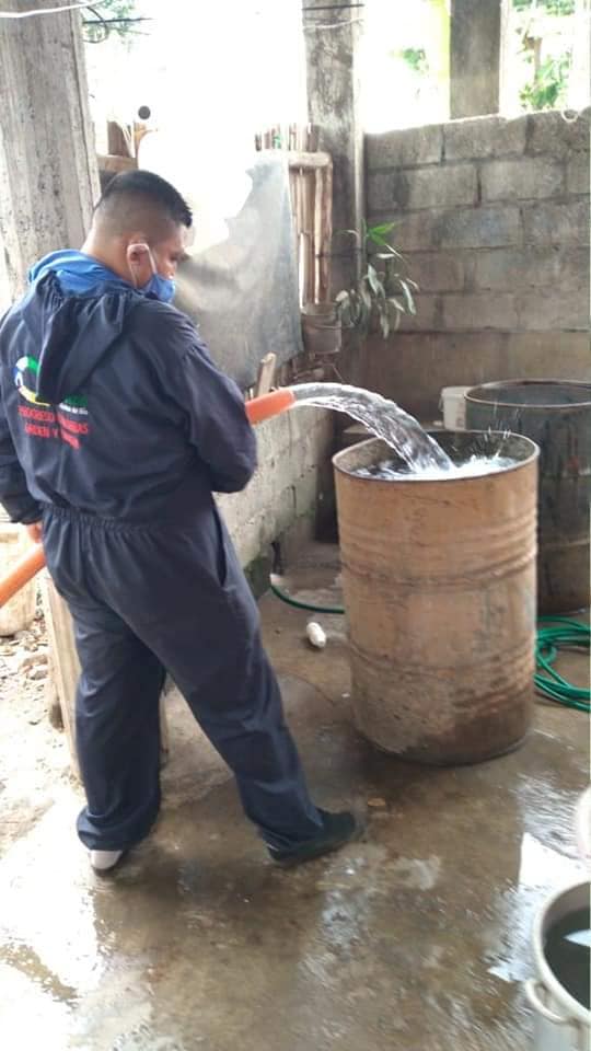 ABASTECIMIENTO DE AGUA EN EL BARRIO PUERTO LÓPEZ, ATRÁS DE LA PREFECTURA.