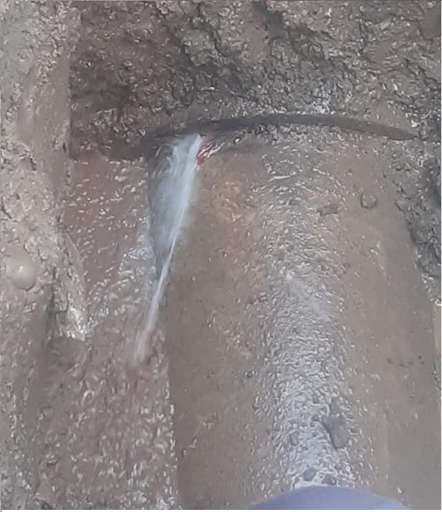 FUGA DE AGUA EN TUBERÍA ANTIGUA DIAGONAL A LA IGLESIA DE LOS MORMONES Y AV. WALTER ANDRADE.