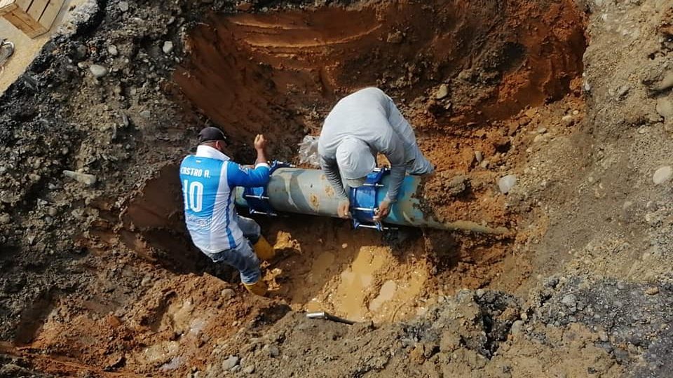 CONTINÚAN TRABAJOS DE REPARACIÓN EN LA AV. WALTER ANDRADE  A LA ENTRADA DEL SECTOR SANTA ROSA.