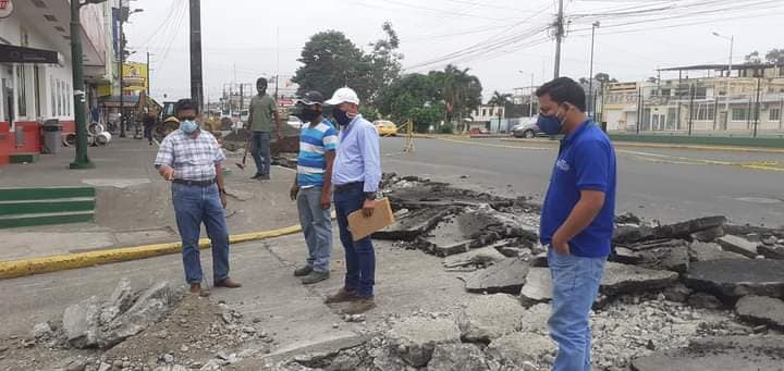 INGENIERO NARCISO YONFÁ SUPERVISA LOS TRABAJOS DE ALCANTARILLADO SANITARIO EN LA AV. WALTER ANDRADE.