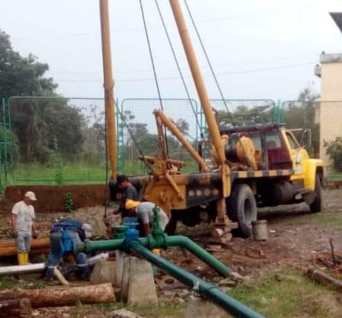 TRABAJOS DE INTRODUCCIÓN DE EQUIPO DE BOMBEO EN EL POZO PROFUNDO DEL SECTOR AGRILSA.