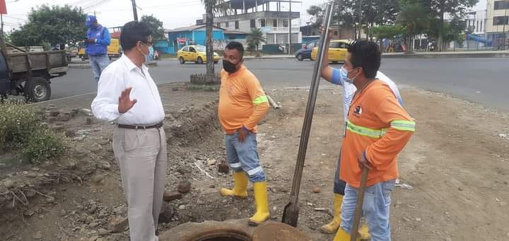 EL GERENTE NARCISO YONFÁ SUPERVISA TRABAJOS DE ALCANTARILLADO EN DIFERENTES SECTORES.