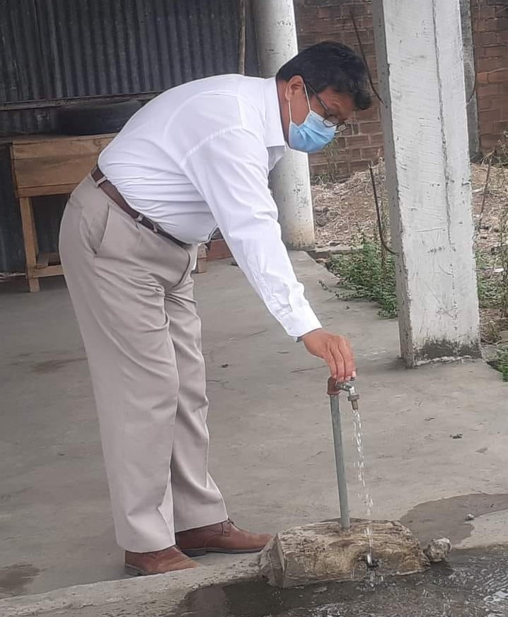 EL INGENIERO NARCISO YONFÁ VISITÓ EL SECTOR LA FLORESTA PARA CONSTATAR PRESIÓN DE AGUA EN EL SECTOR.