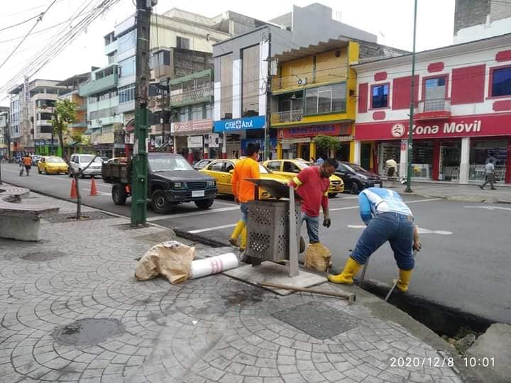EL ING. NARCISO YONFÁ DISPUSO LA LIMPIEZA  DE SUMIDEROS Y ALCANTARILLAS EN TODA LA CIUDAD DE QUEVEDO.