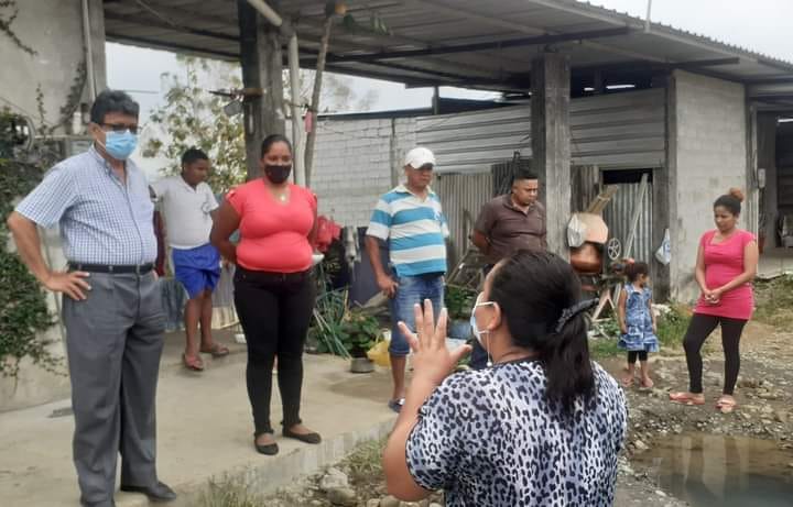 VERIFICANDO CALIDAD DE AGUA EN LOS  SECTORES 21 DE ENERO, LA PRADERA Y MÁRTIRES.