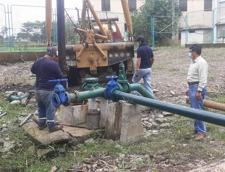 EL ING. NARCISO YONFÁ SUPERVISA PERSONALMENTE LOS TRABAJOS DE EXTRACCIÓN DEL EQUIPO DE BOMBEO DEL SECTOR AGRILSA.