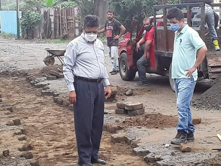 SUPERVISANDO LOS TRABAJOS DE READOQUINAMIENTO EN LA CALLE VIGÉSIMA.