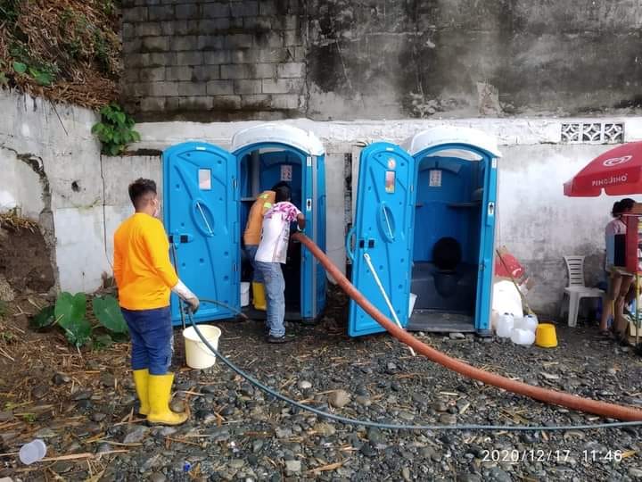EXTRACCIÓN DE AGUAS SERVIDAS DE BAÑOS PORTÁTILES UBICADOS EN EL PATIO DE COMIDAS EN LA CALLE QUINTA Y MARCOS QUINTANA.