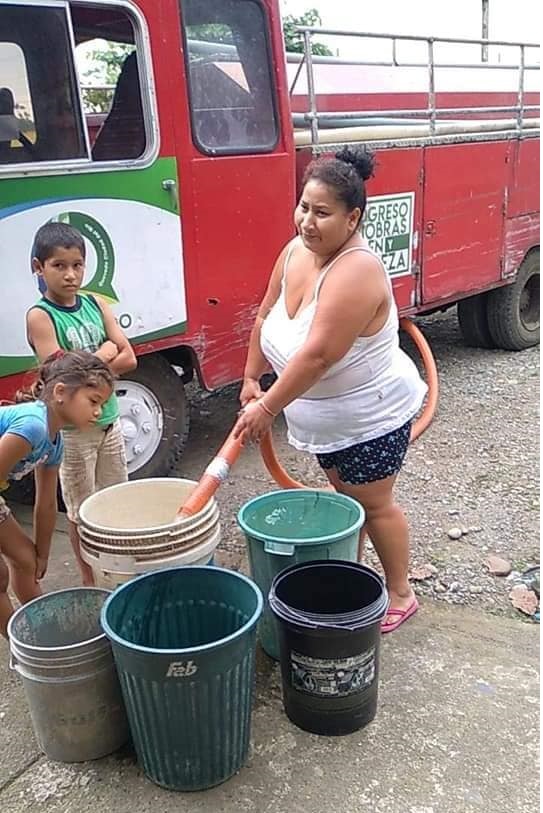 ABASTECIMIENTO DE AGUA EN TANQUERO PARA SECTORES AFECTADOS EN LA REPARACIÓN DE LA FUGA DE AGUA DE LA AV. WALTER ANDRADE.