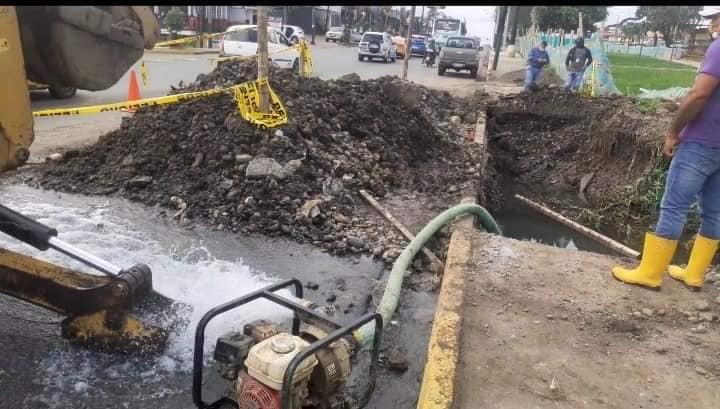CONTINÚAN TRABAJOS DE REPARACIÓN DE LA TUBERÍA UBICADA A LA ALTURA DEL SEMÁFORO DE INGRESO AL GUAYACÁN.