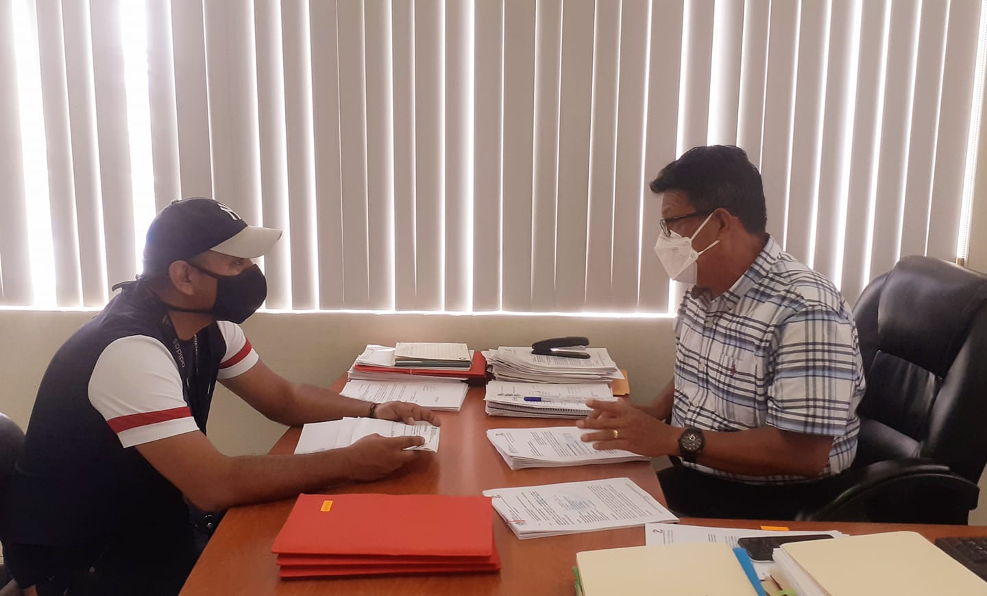 EL INGENIERO NARCISO YONFÁ ATENDIENDO DE MANERA OPORTUNA Y AMABLE LOS REQUERIMIENTOS DE LA CIUDADANÍA.
