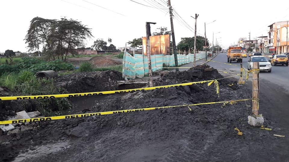 REPARACIÓN DE FUGA EN TUBERÍA DE AGUA A LA ALTURA DEL SEMÁFORO PARA  INGRESAR AL GUAYACÁN.