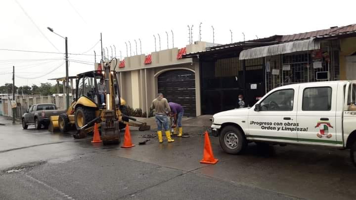 REPARACIÓN DE UNA FUGA DE AGUA POTABLE EN LA CALLE SÉPTIMA ENTRE LA G Y H DE LA PARROQUIA 7 DE OCTUBRE.