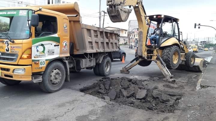 INICIO DE REPARACIÓN EN TUBERÍA DE PVC EN LA AV. WALTER ANDRADE A LA ALTURA DEL SEMÁFORO DE LA SANTA ROSA.