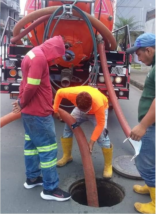 SE REALIZÓ MANTENIMIENTO PREVENTIVO DEL ALCANTARILLADO SANITARIO Y PLUVIAL EN LA PARROQUIA VIVA ALFARO EN LA AV. JAIME ROLDOS ENTRE LA CALLE 33 Y 34.