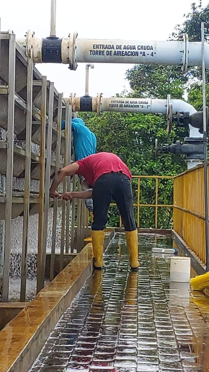 LA EPMAPAQ REALIZA MANTENIMIENTO CONSTANTES SOBRE LA BANDEJA EN LA PLANTA SUBTERRÁNEA DE AGUA POTABLE.