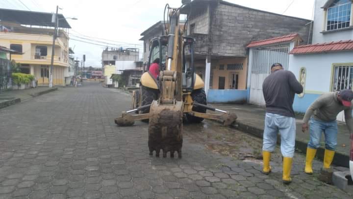 REPARACIÓN DE UNA FUGA DE AGUA EN LA PARROQUIA NICOLÁS INFANTE DÍAZ ENTRE LAS CALLES 24 DE MAYO Y TERCERA.