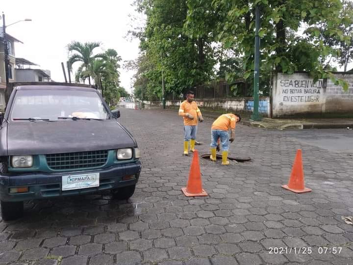 LA EPMAPAQ SIEMPRE REALIZANDO TRABAJOS DE LIMPIEZA DE SUMIDEROS Y ALCANTARILLAS.
