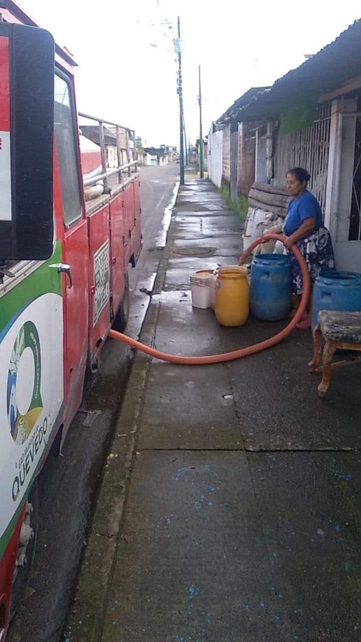 LA EPMAPAQ SE ENCUENTRA  ABASTECIENDO DE AGUA EN TANQUERO MUNICIPAL A LA PARROQUIA 7 DE OCTUBRE.