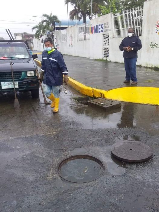 SE REALIZÓ MANTENIMIENTO DEL SISTEMA DE ALCANTARILLADO SANITARIO Y PLUVIAL  EN LA CALLE SEGUNDA Y LA C DE LA PARROQUIA SIETE DE OCTUBRE.