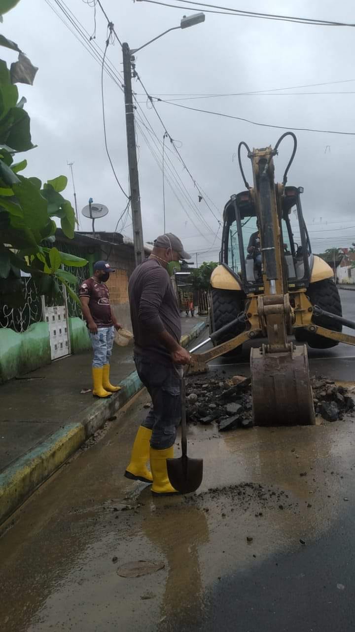 LA EPMAPAQ REALIZÓ REPARACIÓN DE FUGA DE AGUA EN BARRIO LINDO DE LA PARROQUIA LA ESPERANZA.