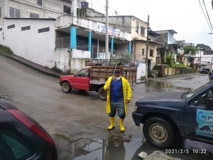 SE REALIZA MANTENIMIENTO DEL ALCANTARILLADO SANITARIO DE LA CALLE 15AVA POR LA CAPILLA MARIA.