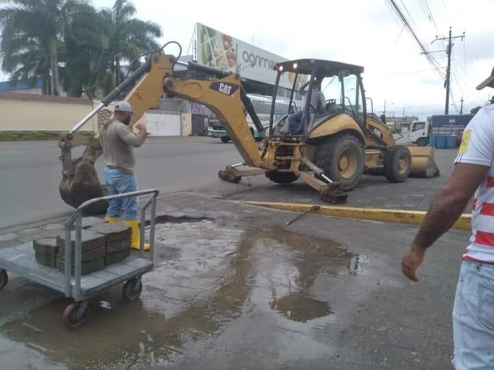 REPARACIÓN DE FUGA EN TUBERÍA DE 200 MILÍMETROS UBICADO EN SAN CAMILO VÍA A VALENCIA.