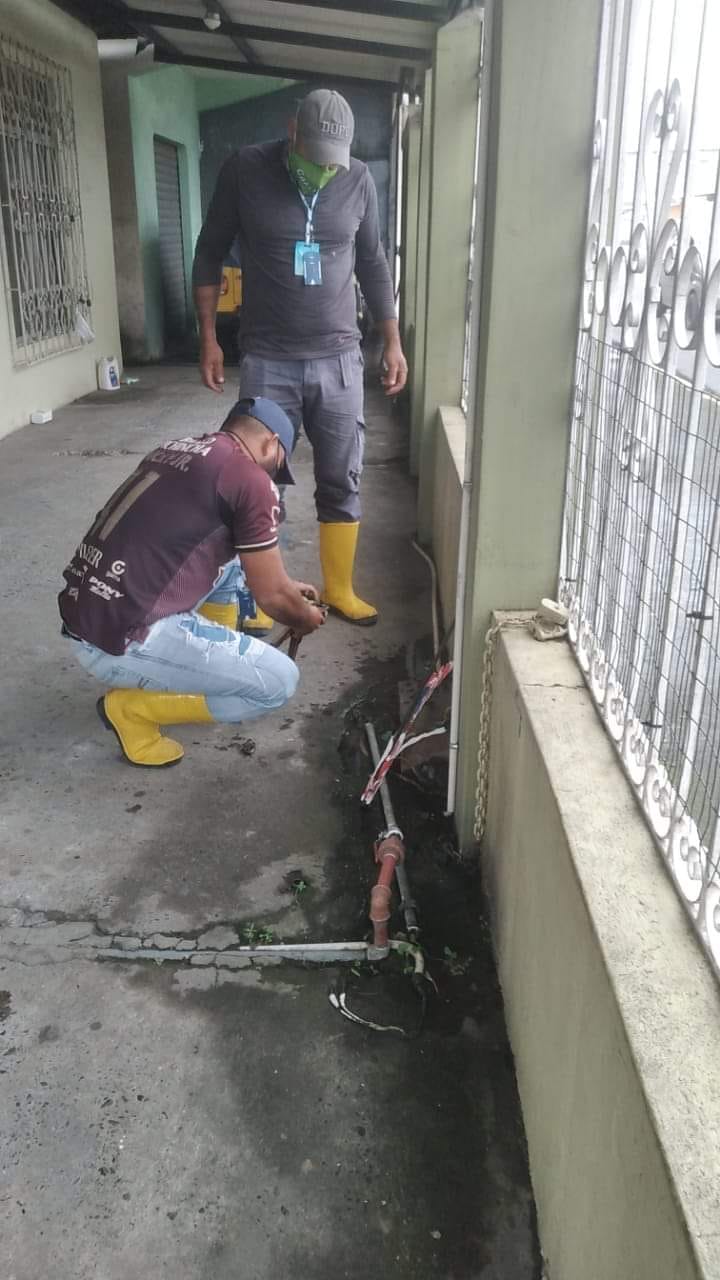 SE REALIZA LIMPIEZA DE GUÍA DOMICILIARIA EN LA CALLE CHILE Y AV. OTTO AROSEMENA DE LA PARROQUIA SAN CAMILO.