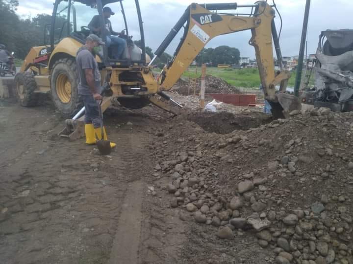 LA EPMAPAQ SE ENCUENTRA MEJORANDO EL SERVICIO DE AGUA POTABLE DE LA LOTIZACIÓN JOSEFINA EN LA VÍA A SAN CARLOS.
