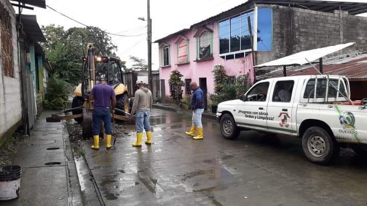 REPARACIÓN DE FUGA DE AGUA EN LAS CALLES NOVENA Y LAS ACACIAS EN LA PARROQUIA NICOLÁS INFANTE DÍAS