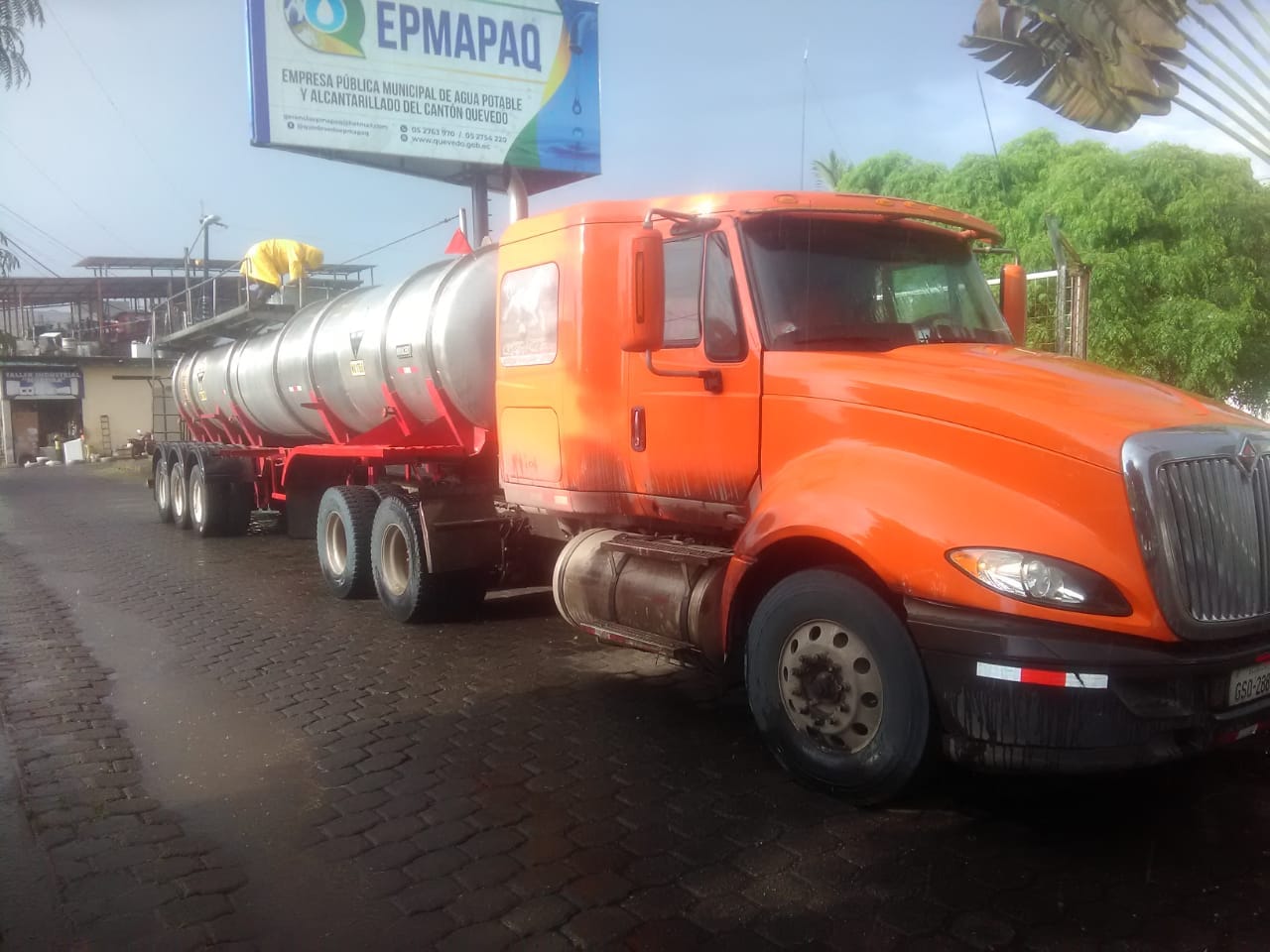 LLEGA A LA EPMAPAQ EL SEGUNDO TANQUERO CON SULFATO DE ALUMINIO TIPO B.