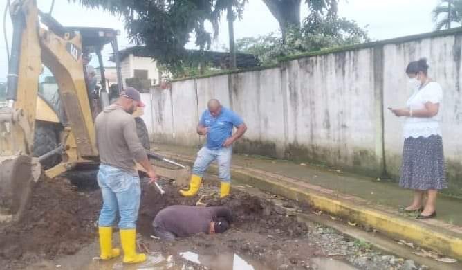 SE REPARÓ UNA FUGA DE AGUA EN LAS CALLES ARTURO FUENTES Y CALLEJÓN LOS RÍOS DE LA PARROQUIA SAN CARLOS.