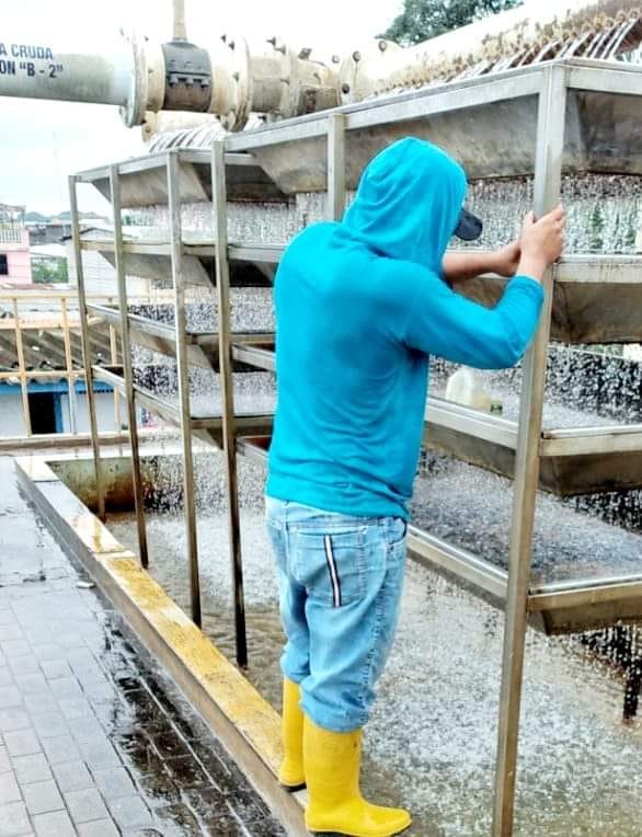 LA EPMAPAQ REALIZÓ LIMPIEZA EN LA BANDEJA DE LA PLANTA SUBTERRANEA.