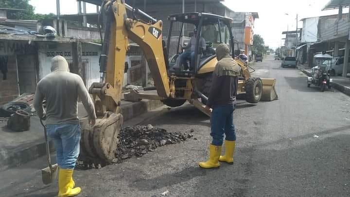 SE REPARÓ UNA FUGA DE AGUA EN LAS CALLES F ENTRE GUAYACANES Y LA PRIMERA DE LA PARROQUIA SIETE DE OCTUBRE.