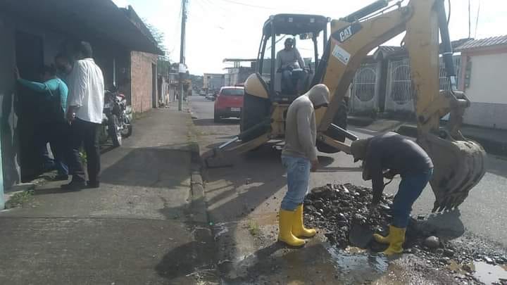 REPARACIÓN DE FUGA DE AGUA EN LAS CALLES 15 DE NOVIEMBRE Y FERNANDO DAQUILEMA DE LA PARROQUIA VENUS DEL RÍO QUEVEDO.