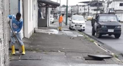 LIMPIEZA DE ALCANTARILLA COLAPSADA ENTRE LAS CALLES 23 Y 24 DE LA PARROQUIA VIVA ALFARO.