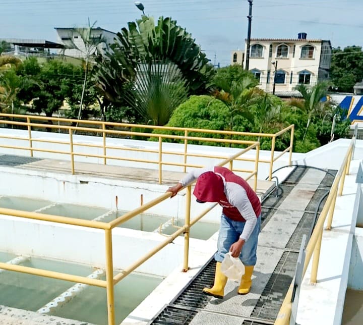 CLORACIÓN DE LAS PAREDES EN LAS SUPERFICIES EXTERIORES DE LA PLANTA DE TRATAMIENTO DE AGUAS SUPERFICIALES.