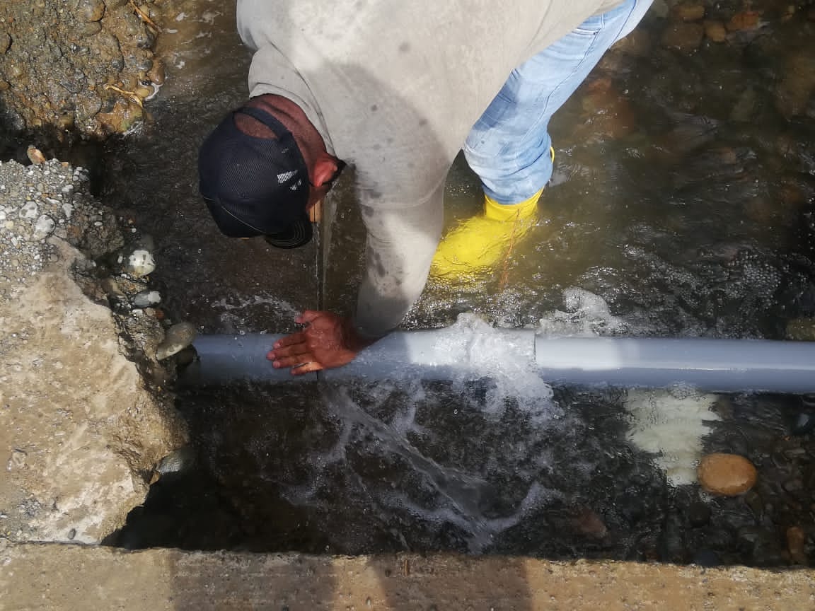 SE REPARÓ TUBERÍA UBICADA EN LA RUTA DEL RÍO.