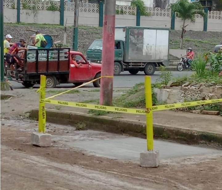 SE REPARÓ UNA FUGA DE AGUA EN LA AVENIDA WALTER ANDRADE DEL SECTOR EL PARAÍSO.