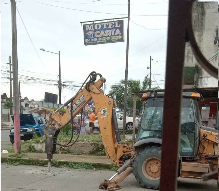 REPARANDO TUBERÍA EN LA ENTRADA AL MOTEL LA CASITA.