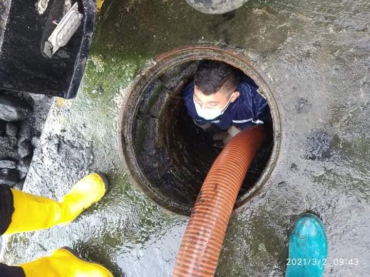 SE REALIZÓ LIMPIEZA DE ALCANTARILLADO SANITARIO EN LA AVENIDA WALTER ANDRADE.