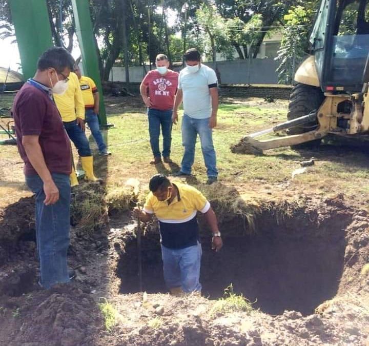 CONTINÚAN LOS TRABAJOS DE REPARACIÓN DE FUGA DE AGUA EN LA PARTE BAJA DEL RESERVORIO  PRINCIPAL METÁLICO DE LA PLANTA DE TRATAMIENTO DE AGUA.