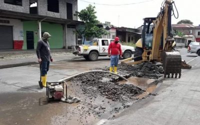 REPARACIÓN DE FUGA DE AGUA EN EL SECTOR SANTA ROSA.