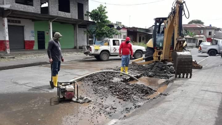 REPARACIÓN DE FUGA DE AGUA EN EL SECTOR SANTA ROSA.