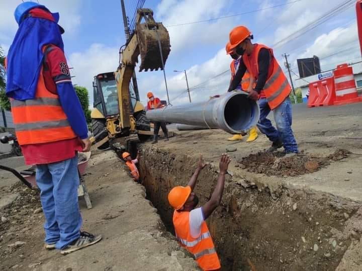 AVANZAN LOS TRABAJOS  DE INSTALACIÓN Y REUBICACIÓN DE LA NUEVA TUBERÍA PRINCIPAL PARA QUEVEDO.