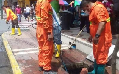 LIMPIEZA DE ALCANTARILLADO SANITARIO Y PLUVIAL EN EL CENTRO DE QUEVEDO.