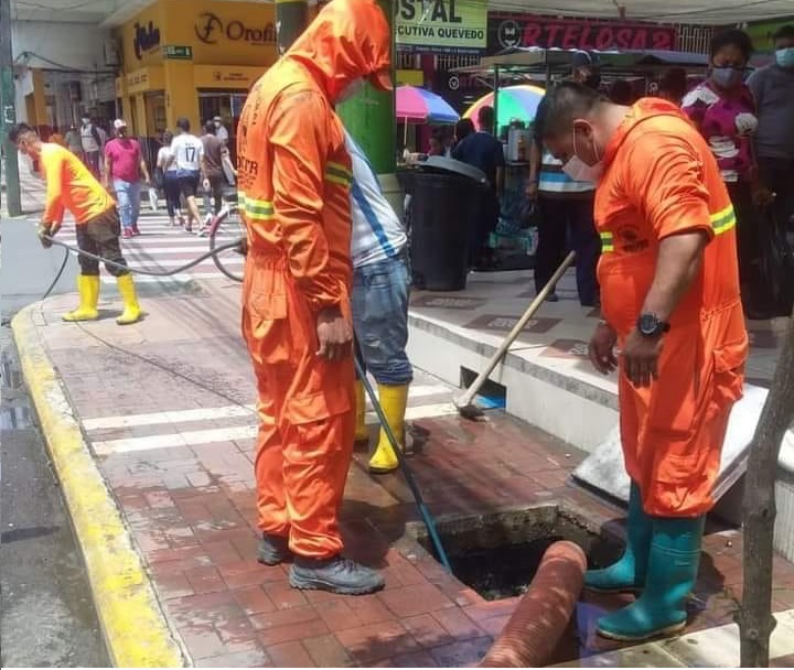 LIMPIEZA DE ALCANTARILLADO SANITARIO Y PLUVIAL EN EL CENTRO DE QUEVEDO.