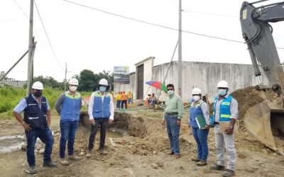 INSPECCIONANDO OBRA QUE SE REALIZA EN LA ESTACIÓN DE ALCANTARILLADO SANITARIO #4 EN SAN CAMILO.