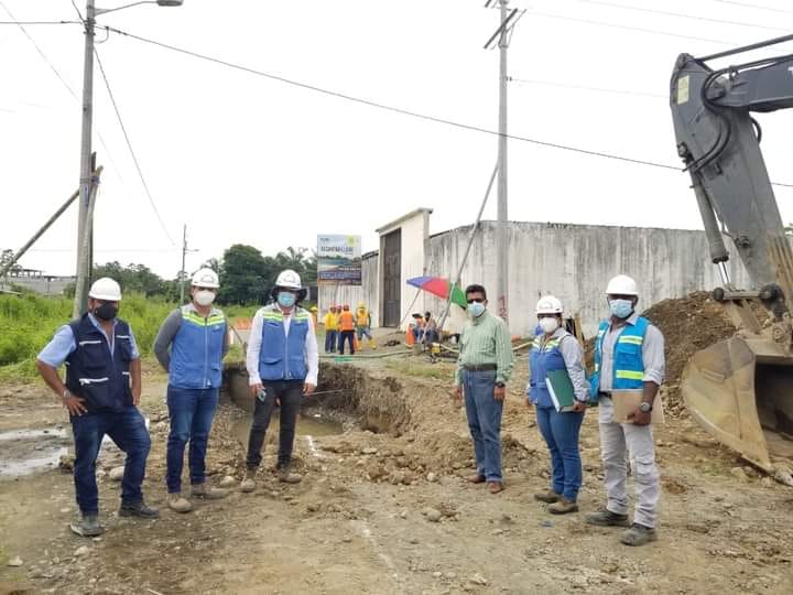INSPECCIONANDO OBRA QUE SE REALIZA EN LA ESTACIÓN DE ALCANTARILLADO SANITARIO #4 EN SAN CAMILO.